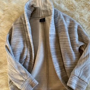 Silver sweater. Size 3t